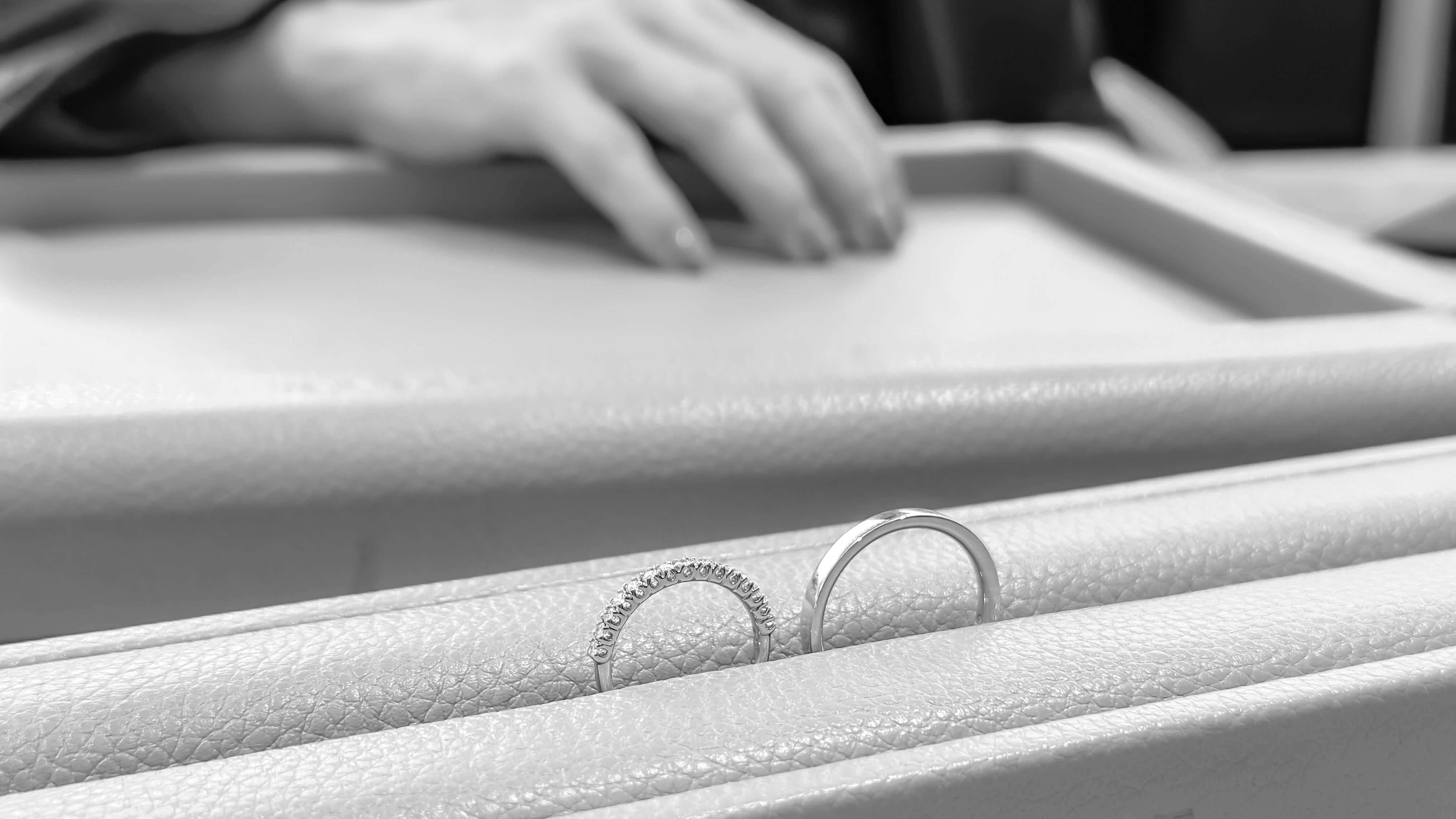 Pareja de novios sonrientes en el día de su boda, servicio de wedding coach