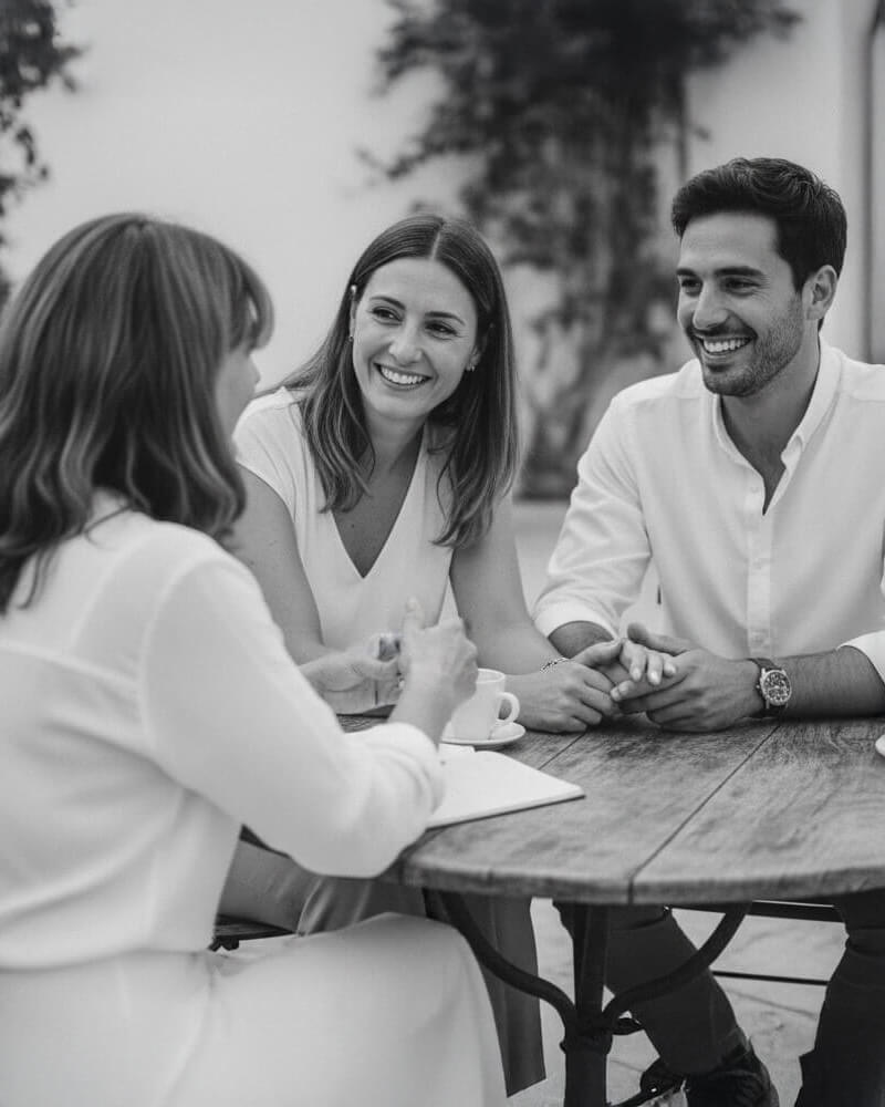Eva Marlo, wedding coach, en una sesión de coaching para bodas con una pareja
