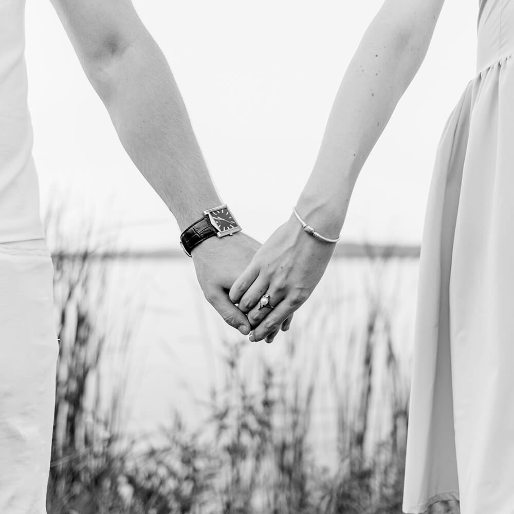 Dos personas cogidas de la mano, simbolizando el coaching para después de la boda