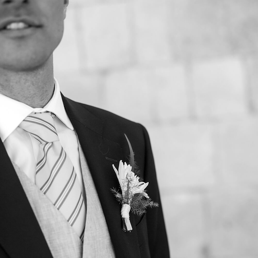 Novio ajustándose la pajarita, beneficiándose del coaching para novios